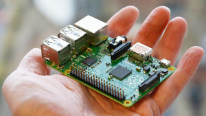 raspberry pi modelo b sendo segurada na palma da mão